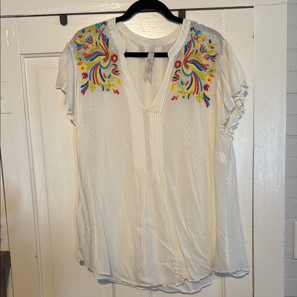 Seven7 White Relaxed Blouse with Graphic Embroidery - Picture 1 of 3
